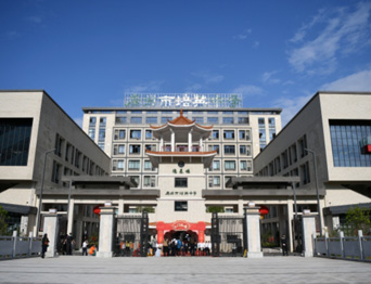 通用舞臺吊桿高標準承接廣州市培英中學報告廳項目，大屏幕顯示系統、音頻擴聲系統、燈光系統、舞臺吊桿及機械等多系統相互協作