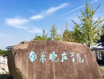 通用舞臺承建：南京曉莊學院報告廳舞臺項目（舞臺音響、舞臺燈光吊桿、舞臺幕布等）