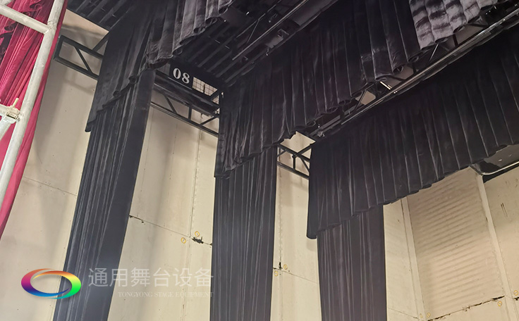 設(shè)置在舞臺(tái)上空，以金屬排架懸掛燈具的設(shè)備——燈光吊架Side lighting ladder通用舞臺(tái)阻燃幕布